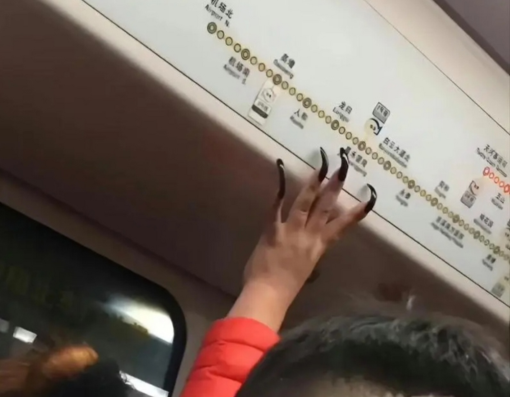留长指甲我可以理解,但留这么长的指甲,我就无语了,真的很惊悚好不好?