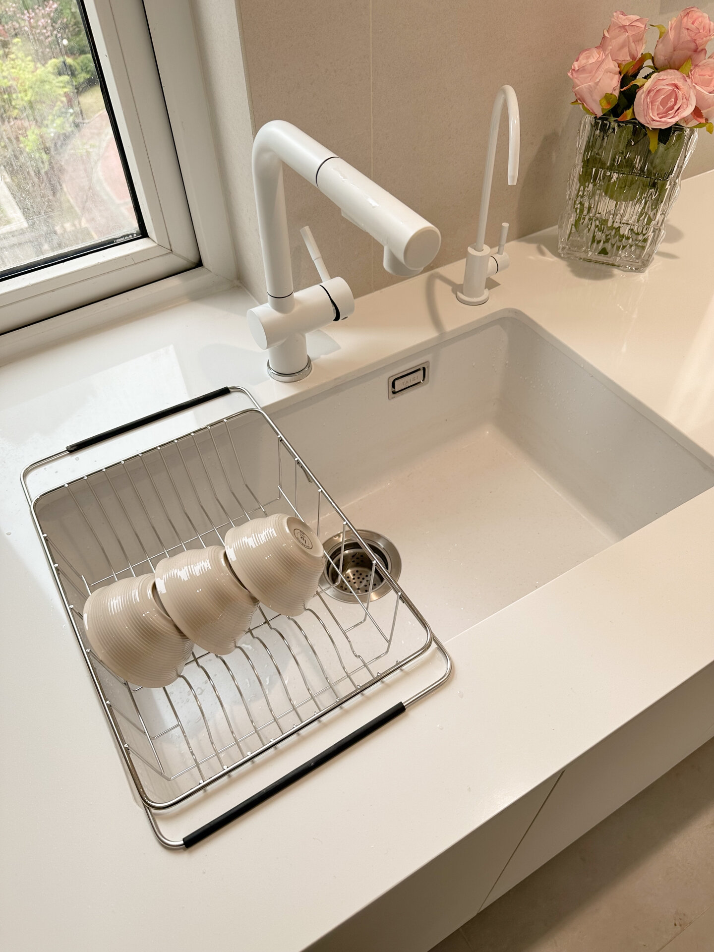 温馨又浪漫的餐厅灯……于是我的梦中情厨就诞生啦～ 	厨房水槽