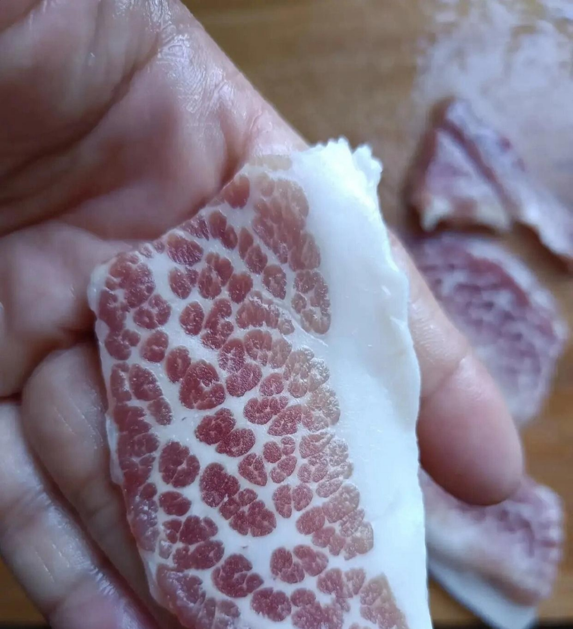 今天买到了上好的雪花猪肉,30一斤真划算