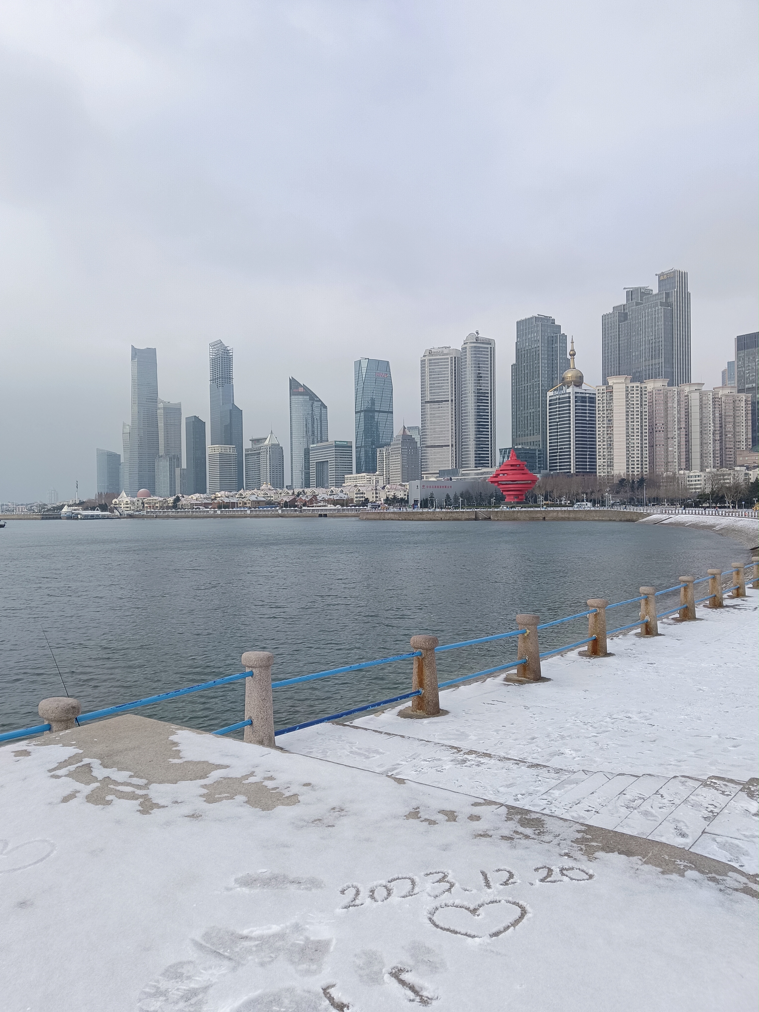 青岛海边雪景图片