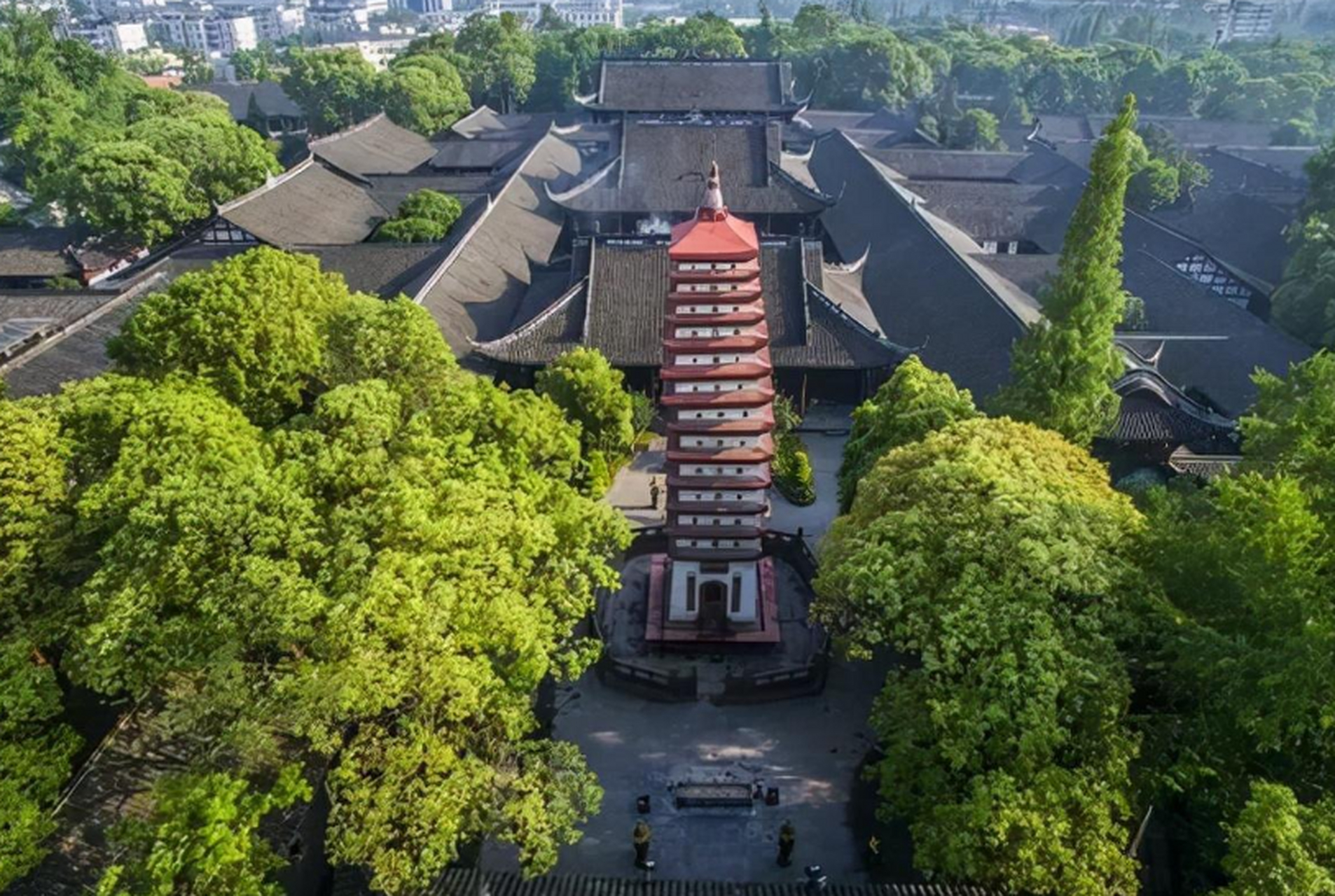 寺庙建筑规模宏大,文物珍贵,文化内涵深厚.