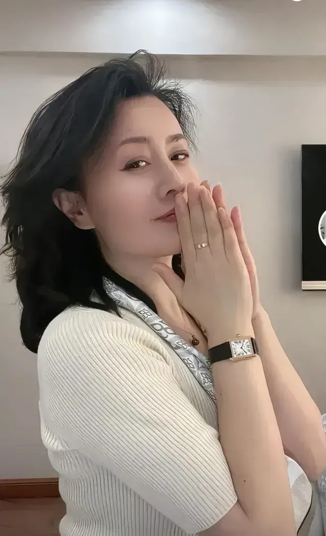 同一个眼神,品出千个版本,可谓横看成岭侧成峰,美女眼神各不同: