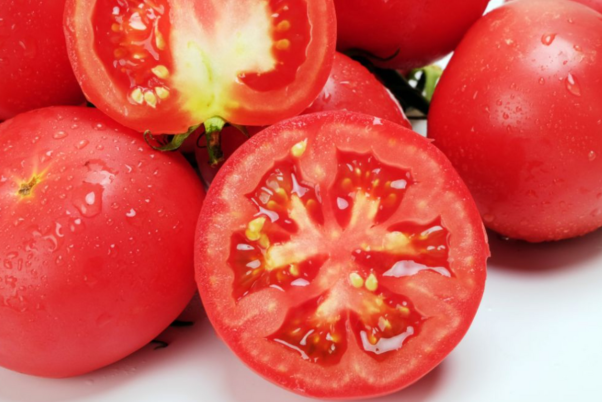 选择新鲜,有机的西红柿,熟吃并搭配其他食材,注意适量食用和健康烹饪