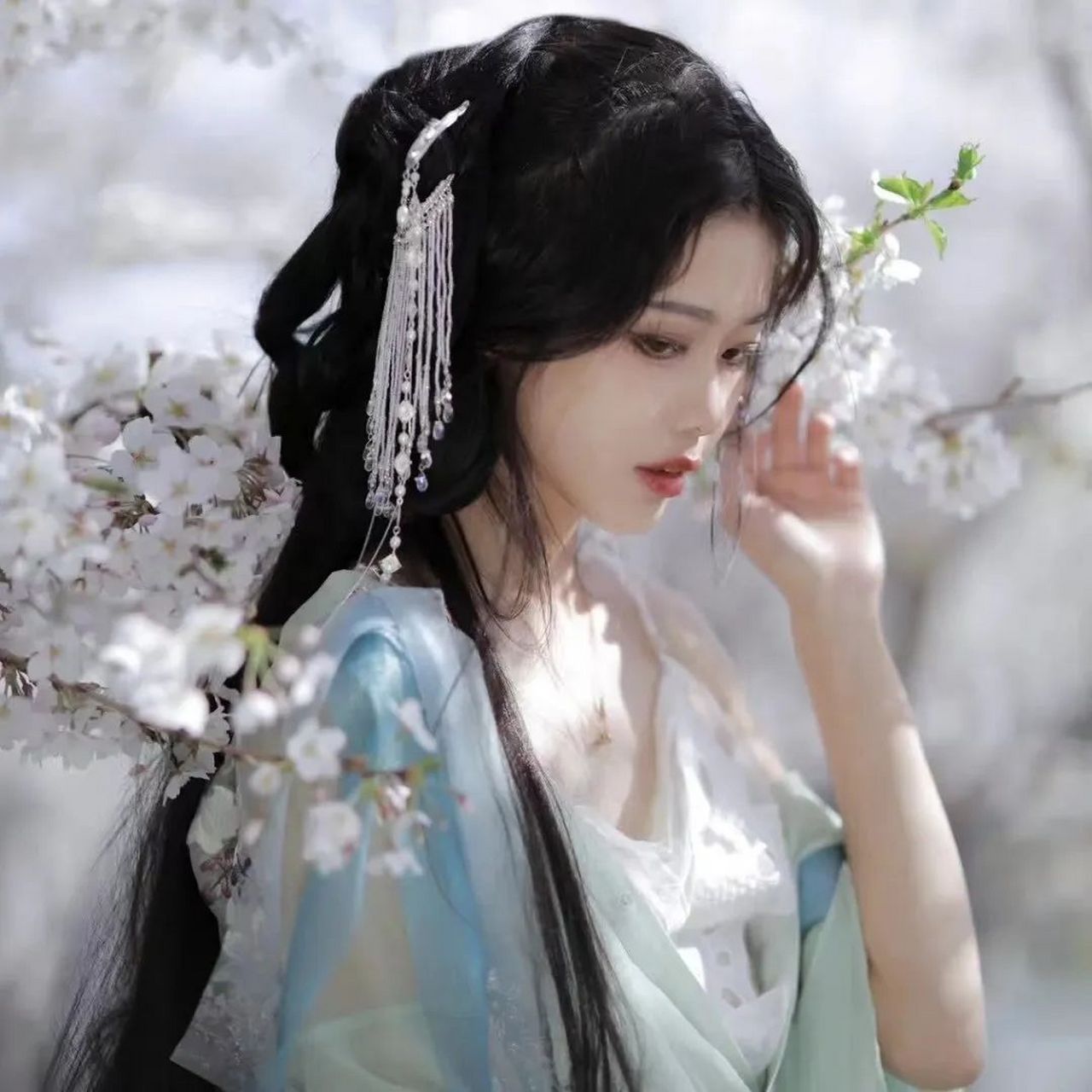 清冷婉约的古风女生头像