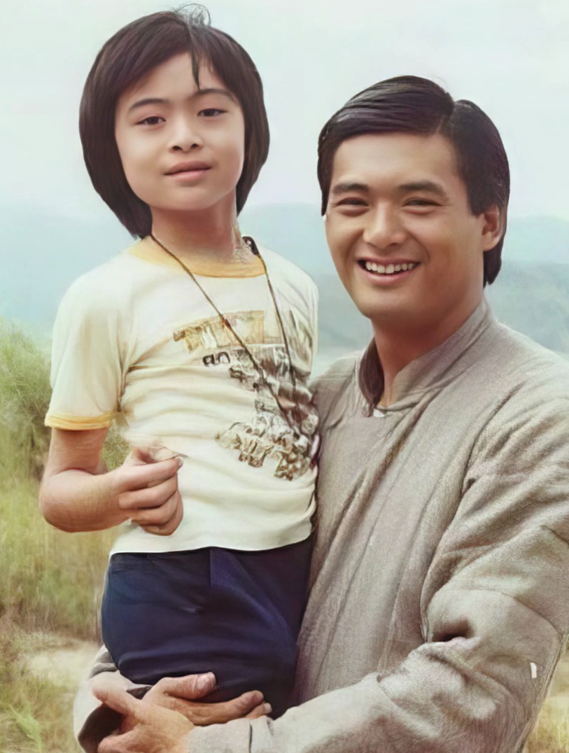 周润发抱着小时候的樊少皇,这一幕实在是太可爱了!-度小视