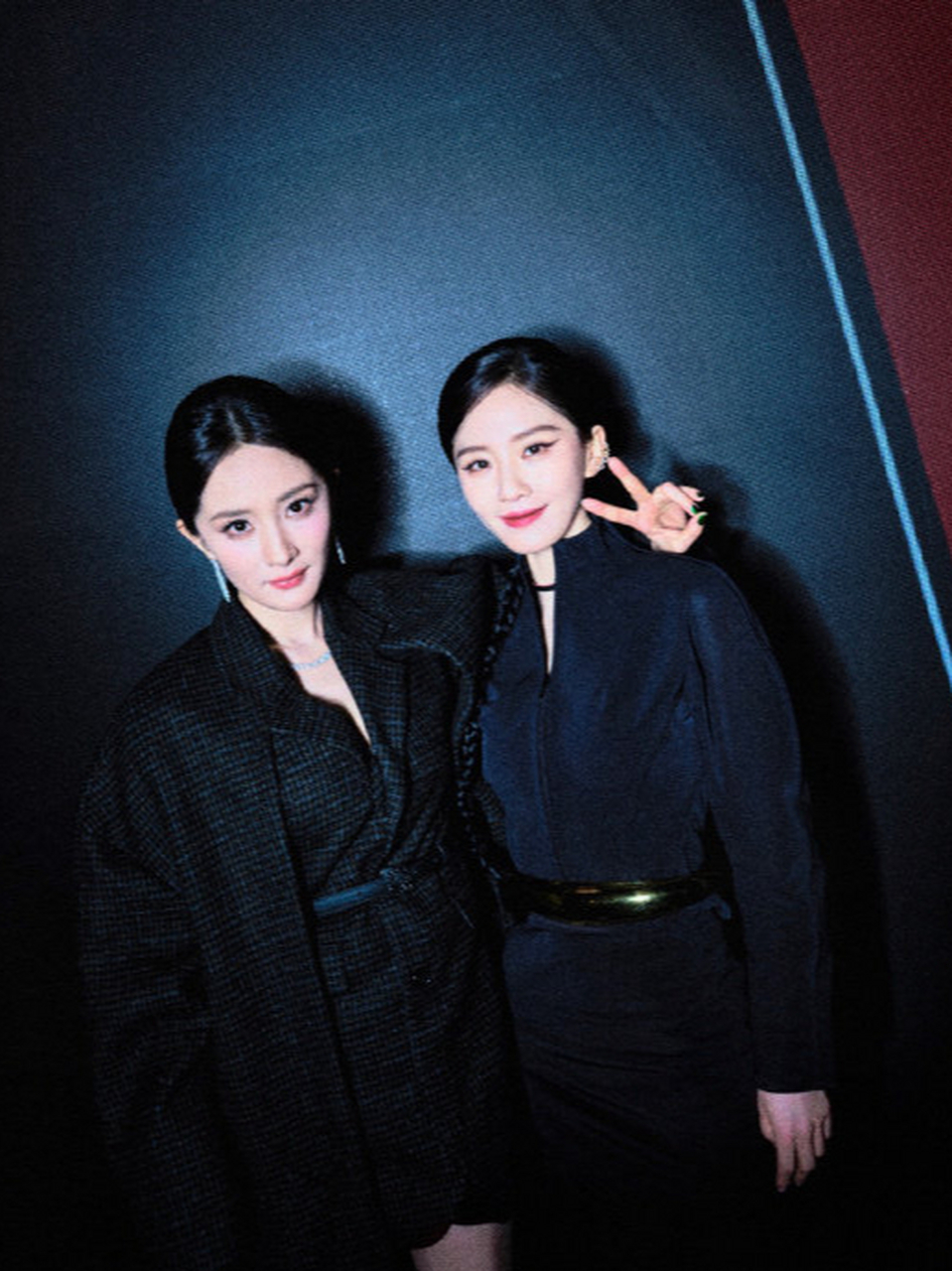 同是黑色为主搭配简单黑长直,杨幂帅气,刘诗诗干练#杨幂刘诗诗合照