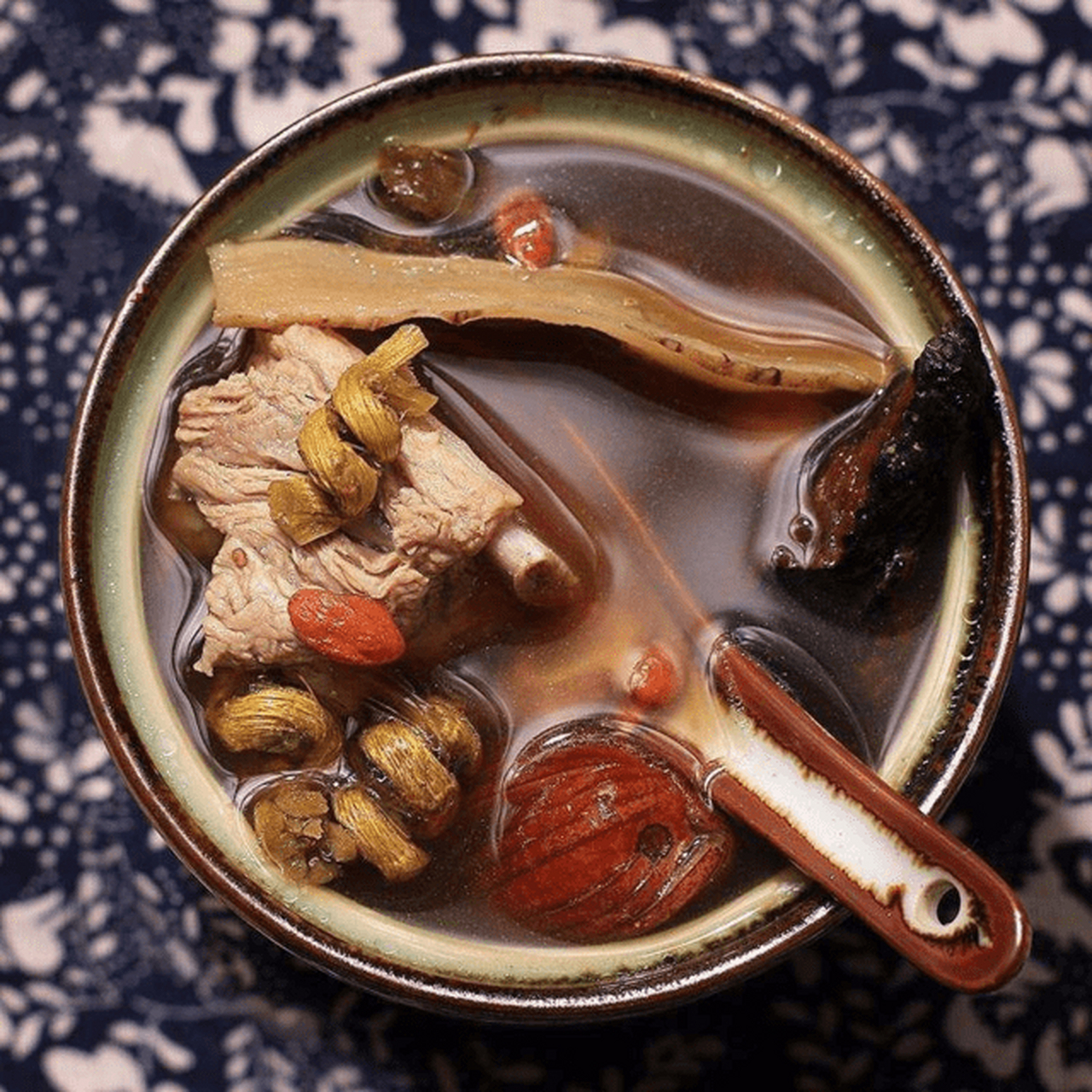 石斛灵芝炖鸡汤的做法  食材用料: 鸡 一只, 石斛 15克, 灵芝 30克