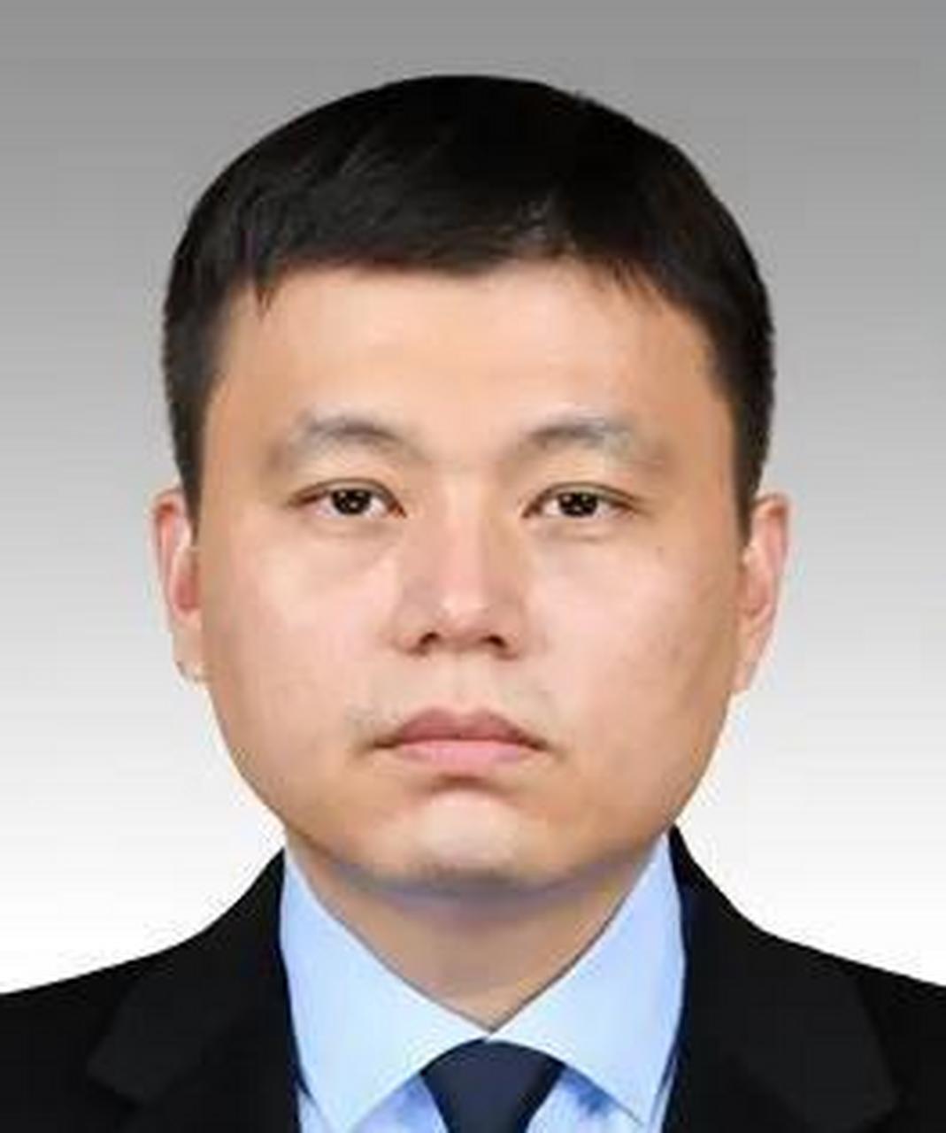 现任上海市委对外宣传办公室副主任,曾挂职担任环保部宣教中心副和