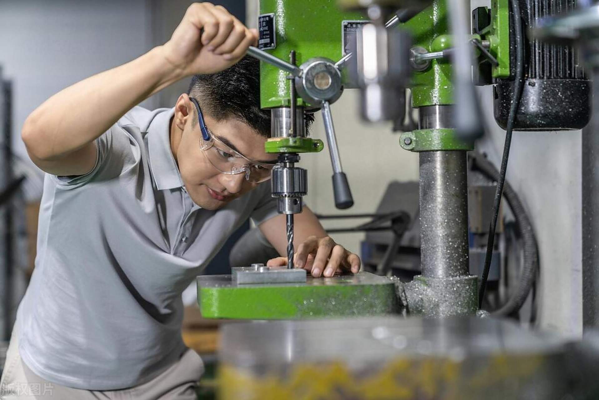 铣工是一种技术工种,负责根据图纸使用铣床加工零件.