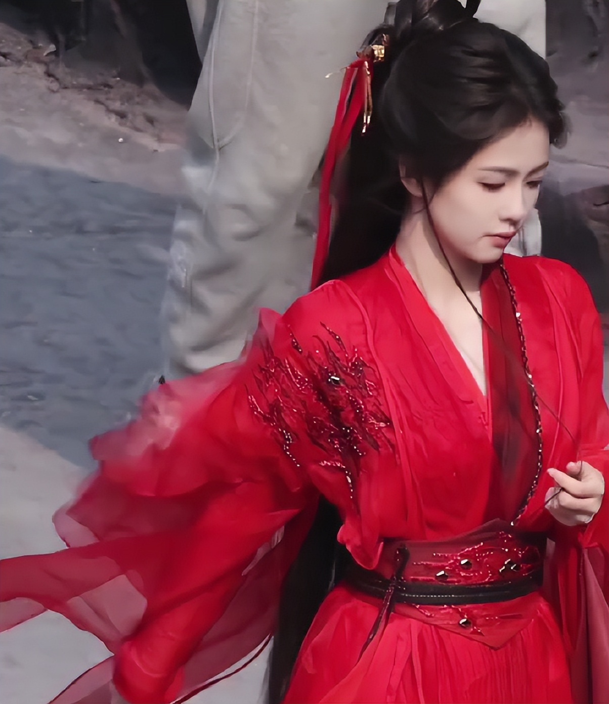 白鹿《白月梵星》红衣造型曝光!瘦成纸片人,看到男主:心动了!