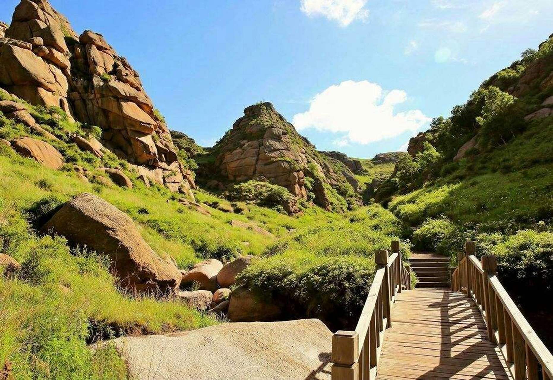 黄花沟是位于内蒙古的4a级旅游景区,以其绚丽多彩的自然景观和深厚的