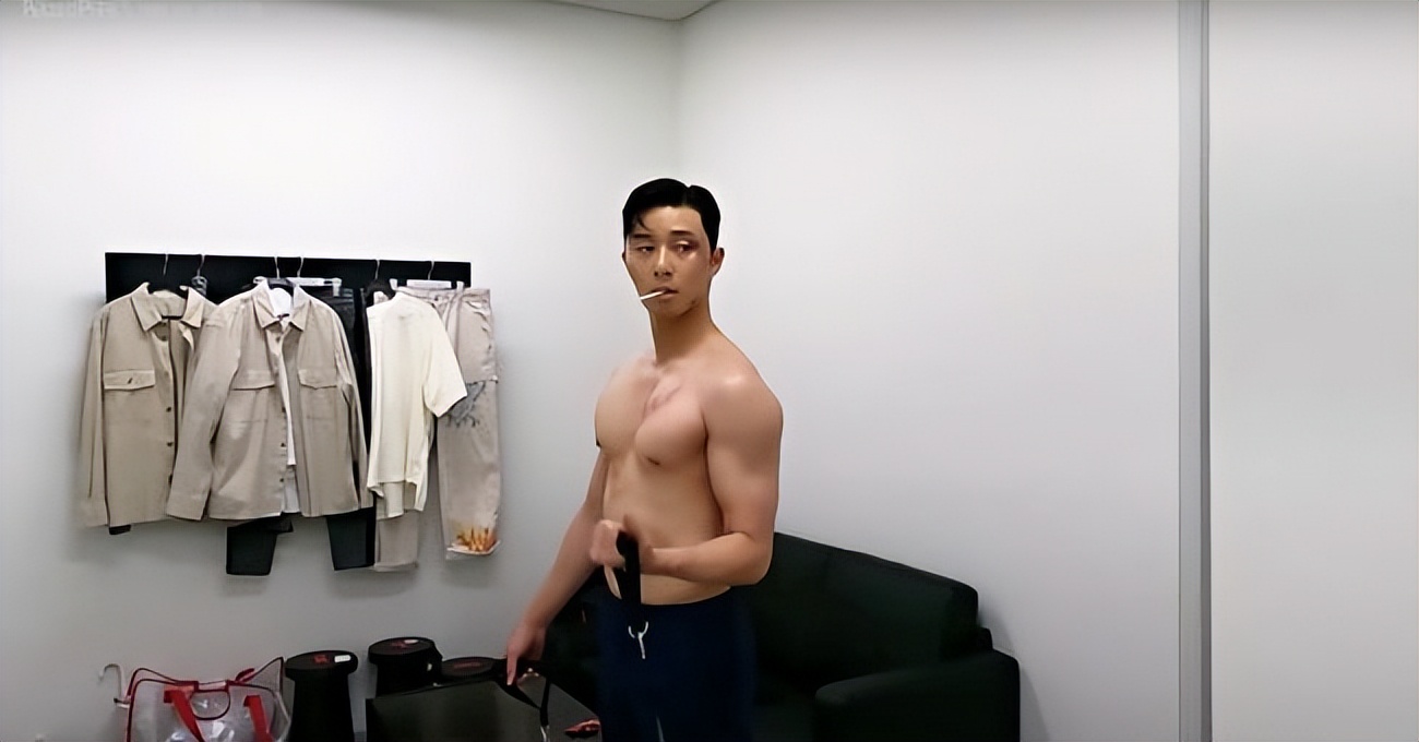 《京城怪物》朴叙俊狂炸肌肉!跩脸练胸肌 太平洋肩,甜喊:减肥中