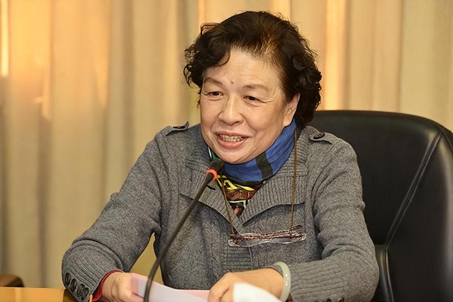 陶斯亮在《中华儿女》杂志发表了一篇引人深思的文章,描述了她与李讷