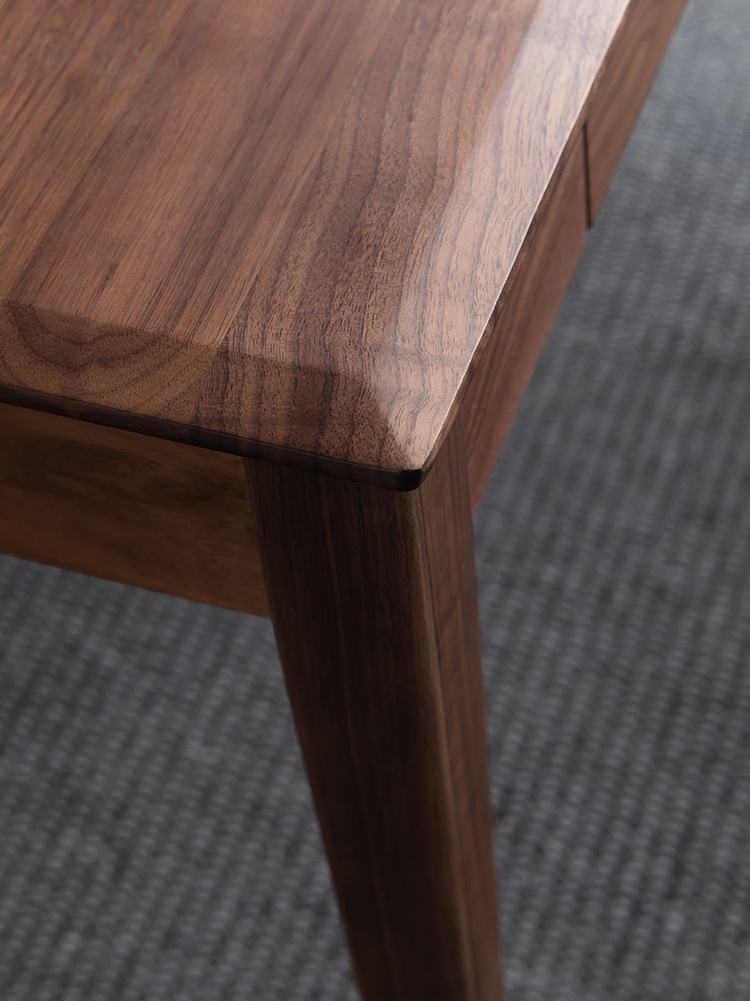 我们所说的胡桃木一般是指北美黑胡桃木,径切面颜色呈暗棕色,并带有