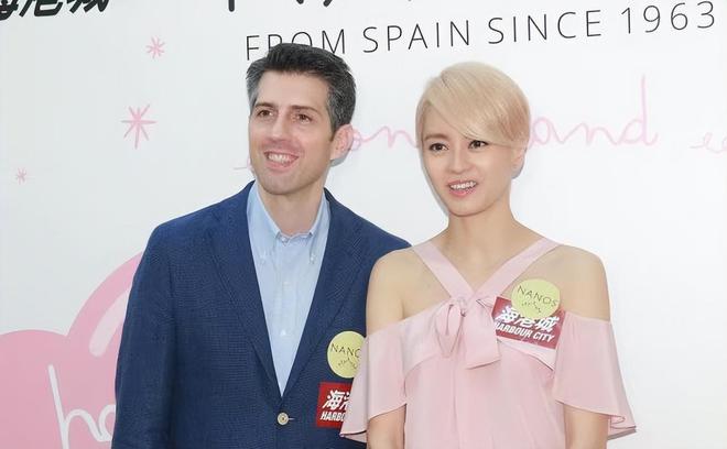 梁咏琪夫妇罕露面,她一头黄发瘦得认不出,看着比外籍老公还老气