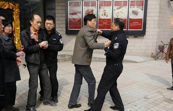 嘴巴都被打烂了!7名物业人员上门殴打00后业主,原因被揭露