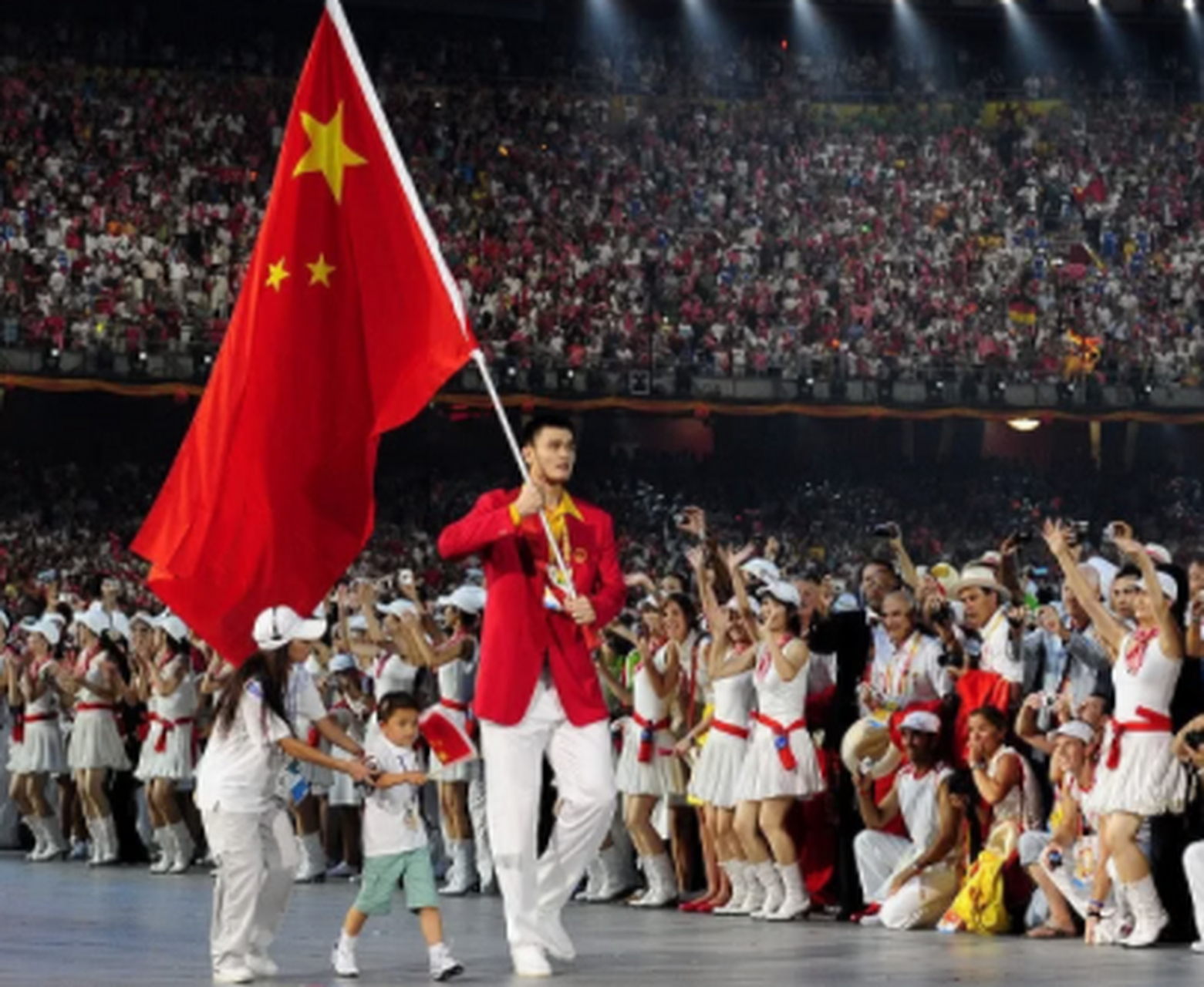 在2008年北京奥运会开幕式的舞台上,一小一大两个身影并肩而立