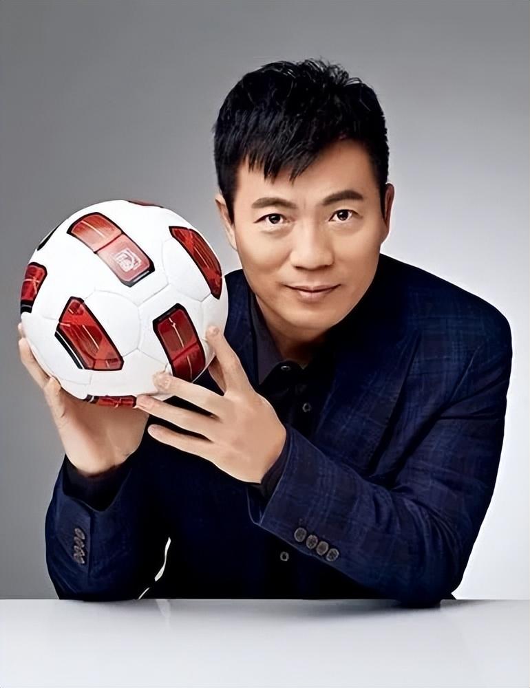 回顾"名嘴"黄健翔:曾因解说门离开央视,和前妻离婚后,如今怎样?