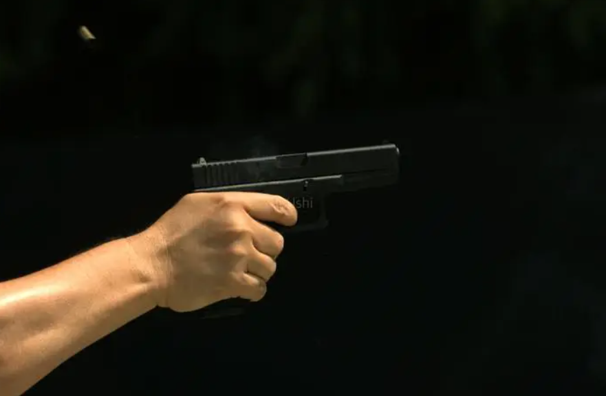 12年村民因拒强征田地,被派出所副所长一枪打死,所长:正当防卫