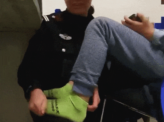 袜子也已被冰雪浸湿发现他手脚冰凉女警李颖为孩子检查身体状况立即将