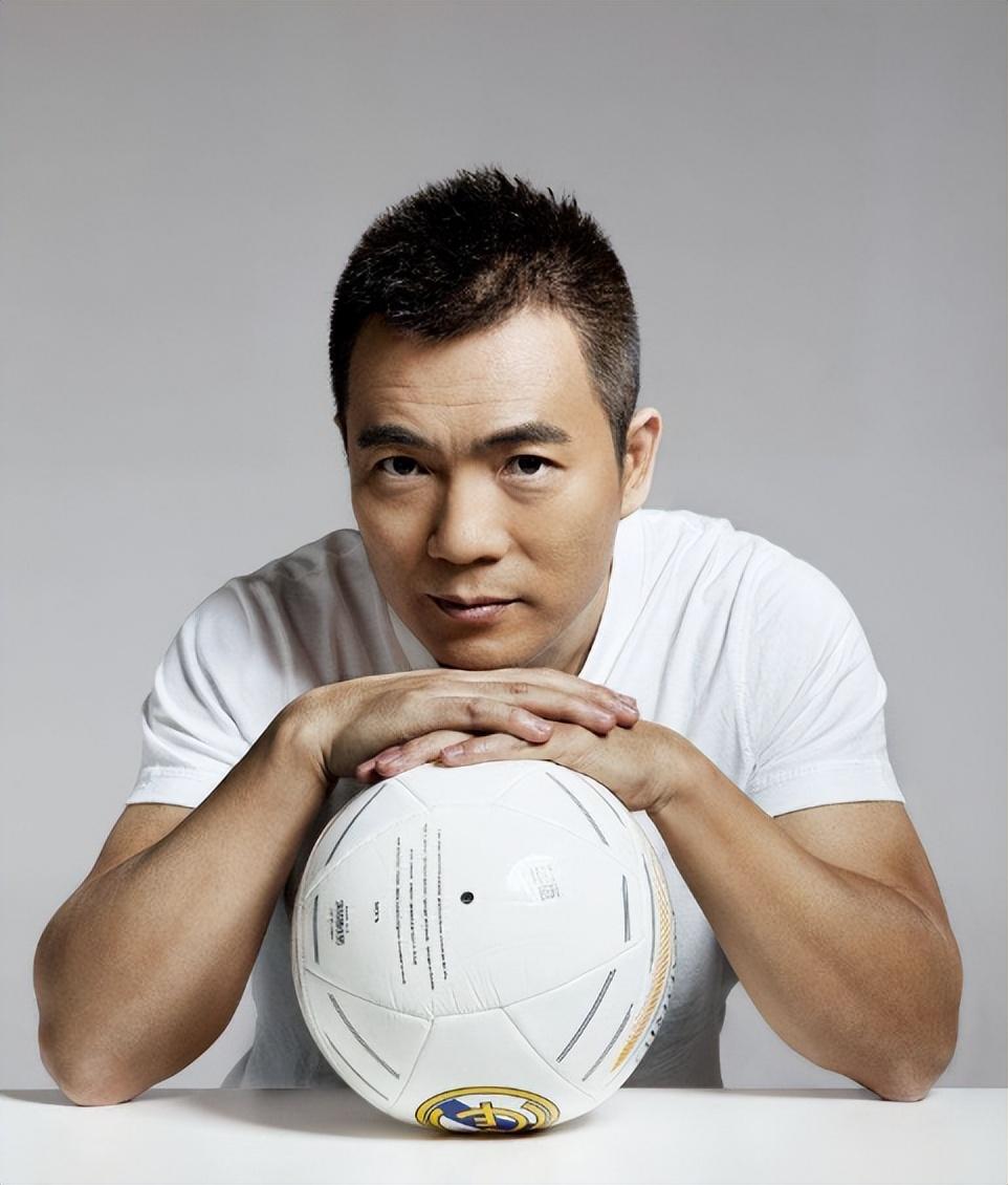 回顾"名嘴"黄健翔:曾因解说门离开央视,和前妻离婚后,如今怎样?