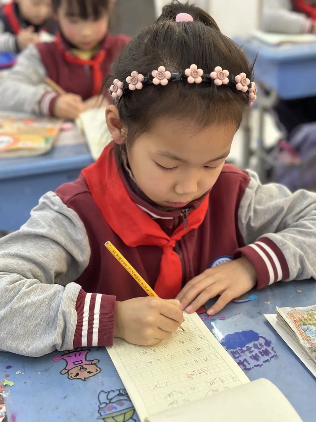 安阳示范区飞翔中学小学部低年级学生坐姿,书写展示