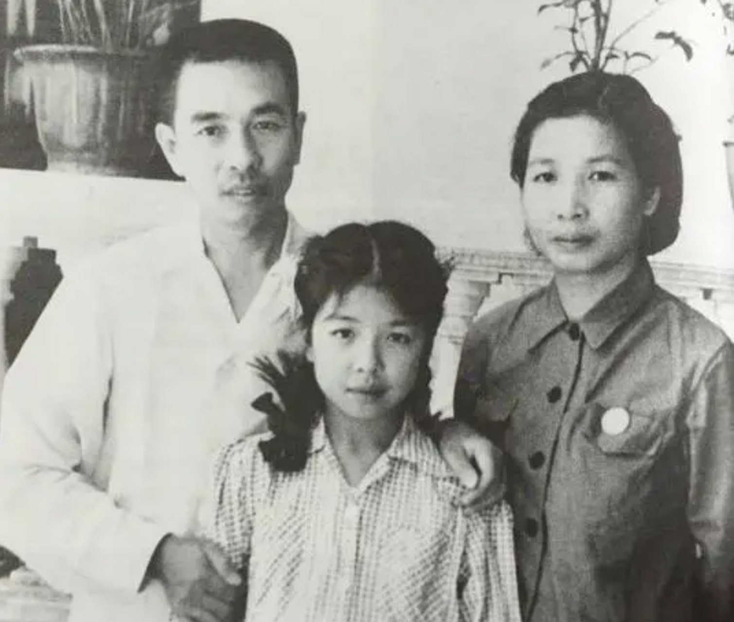 发表了一篇引人深思的文章,描述了她与李讷,聂力和林豆豆的青春回忆