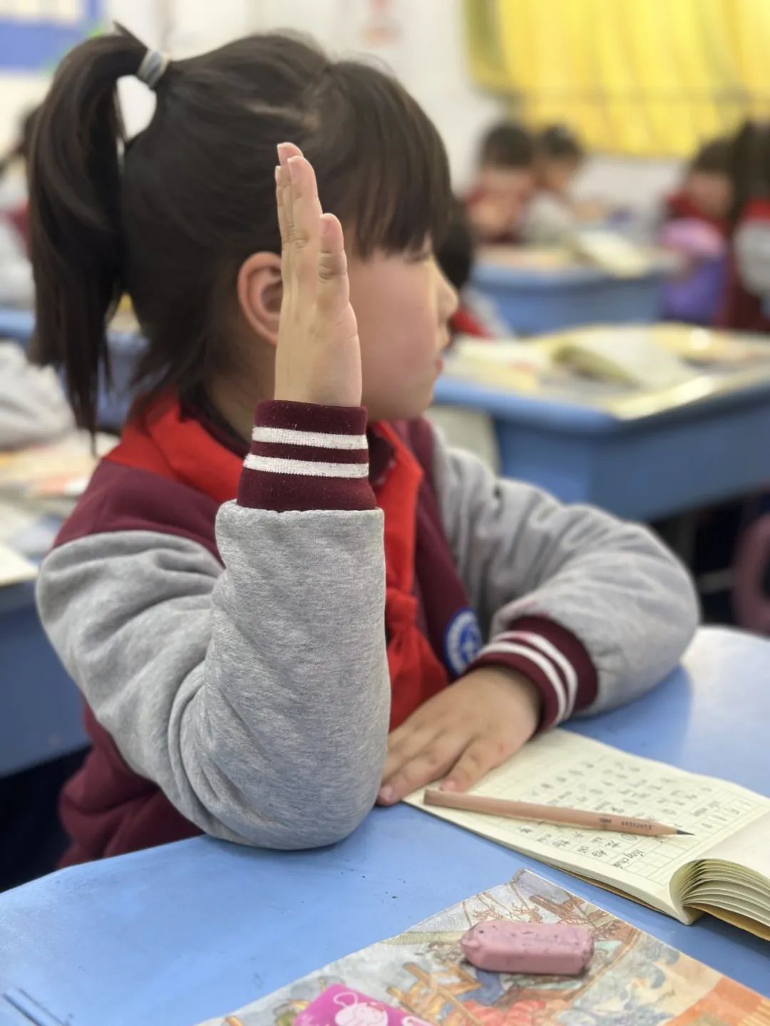 安阳示范区飞翔中学小学部低年级学生坐姿,书写展示