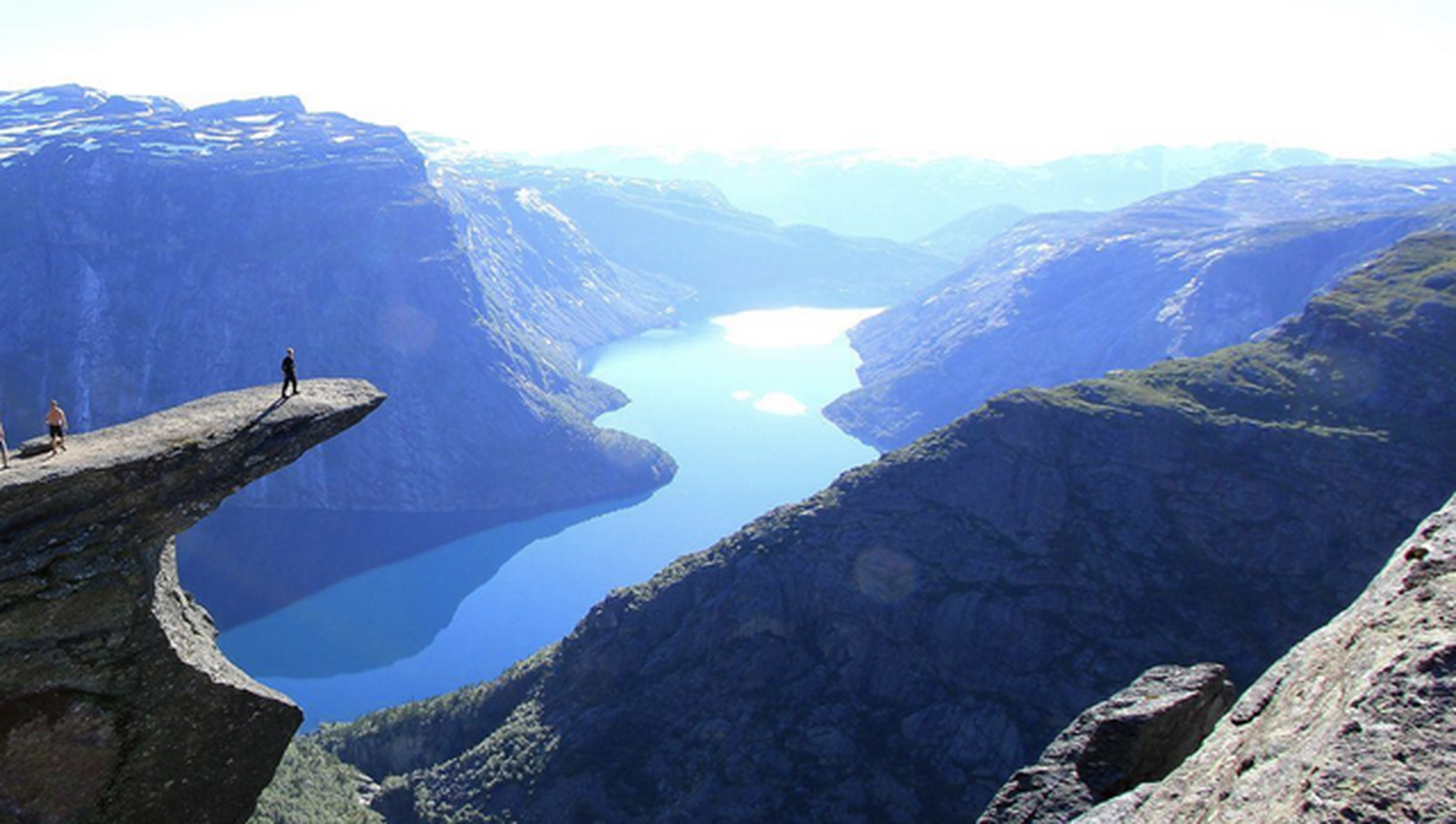一个人要靠自己才能走得踏实和安稳,经历困难和磨练才能变得成熟和