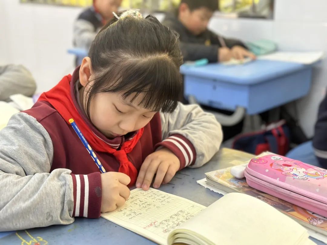 安阳示范区飞翔中学小学部低年级学生坐姿,书写展示