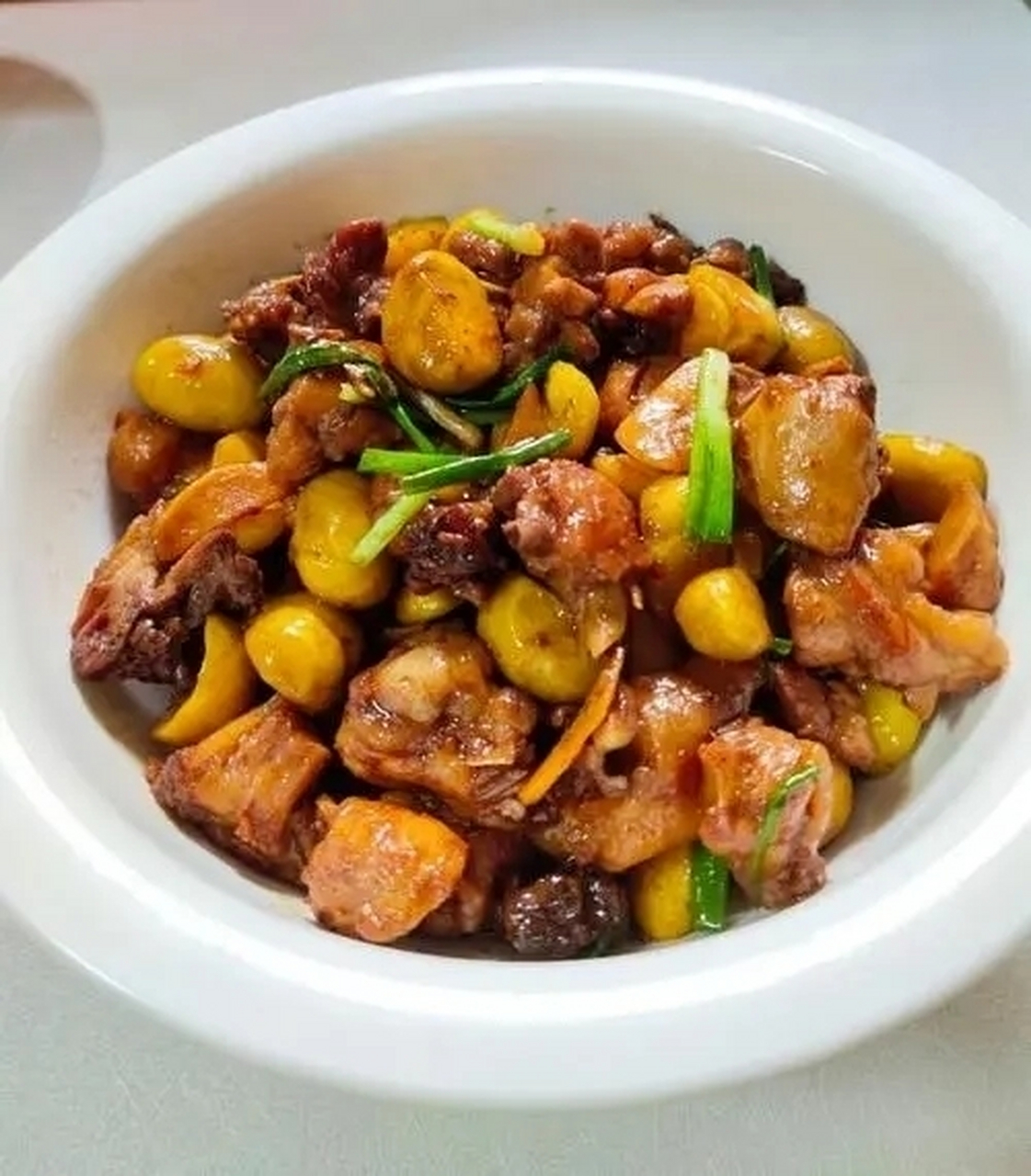 制作方法比较简单,取一定的鸡块,板栗仁,再备上桂皮,香叶,胡椒等,随后