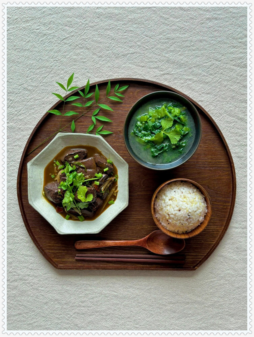 一人食·泡椒猪血和青菜汤的完美搭配  今日午餐,来了一道经典的下