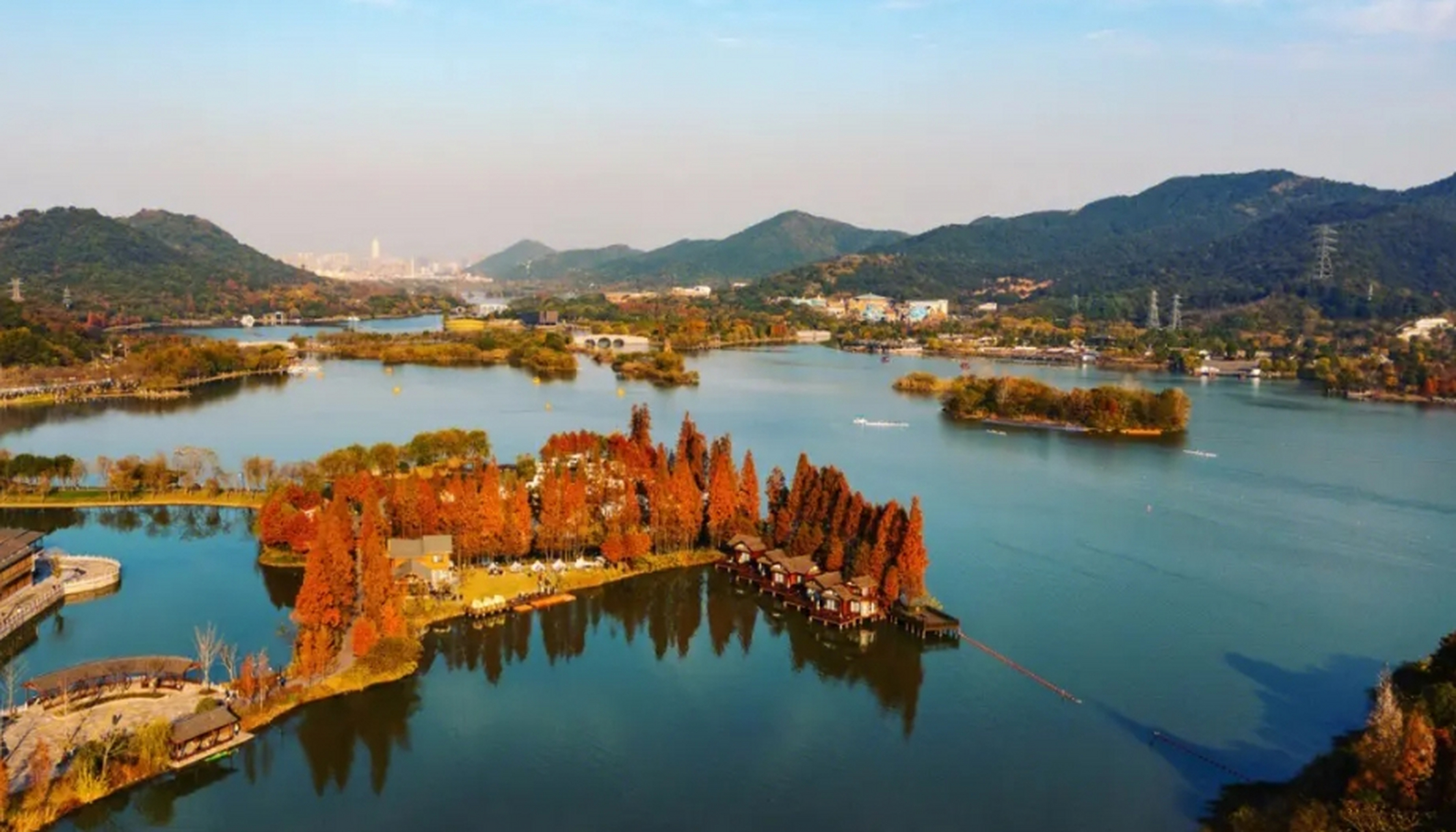 杭州不只是有西湖,滨江与萧山交界处有个湘湖,风景比西湖更美,很多本