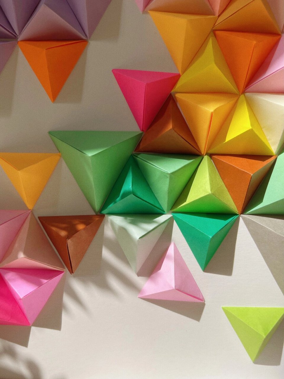 简易折纸艺术中,幻彩立体三角是一种别致的几何纸艺装饰画  通过简单