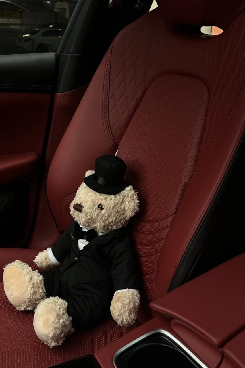 哇,这感觉真是太棒了!那么,你想看看其他豪华跑车的副驾是什么样的吗?