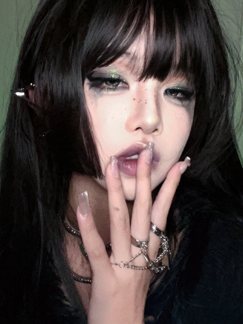 这样的妆容,既大胆又充满创意,展现出独特的风格和自信