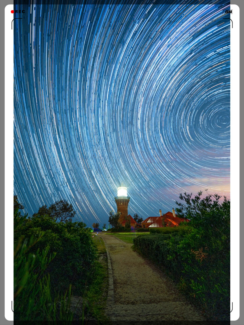 星轨   #我要上热门# 星轨拍摄这次终于算是成功了,我悄悄地观察着这