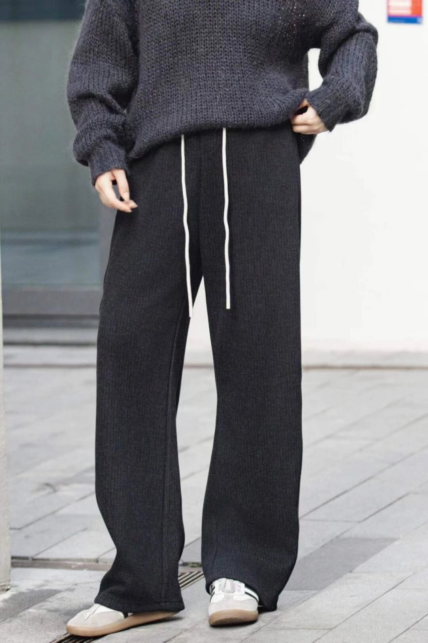 裤子到底多百搭  当谈论春季高级灰调装扮所塑造的女性优雅闲适风采时