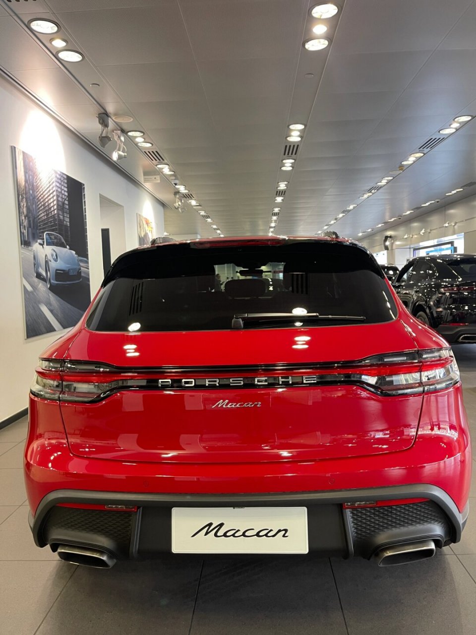 现在有24款macan胭脂红现车在杭州西湖保时捷店等着您!