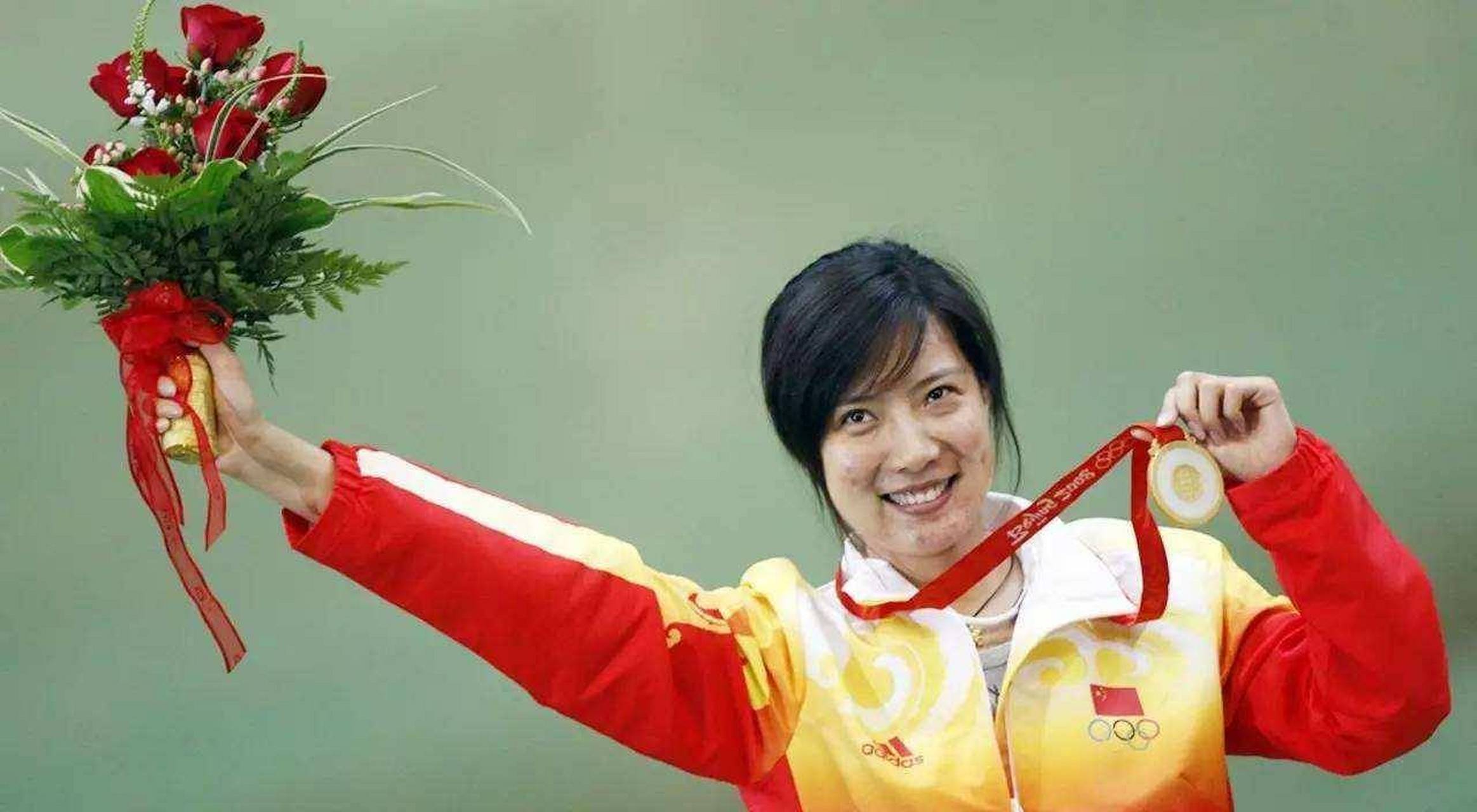 2008年北京奥运会上,26岁的射击冠军杜丽,对着师弟庞伟深情地说:"老了