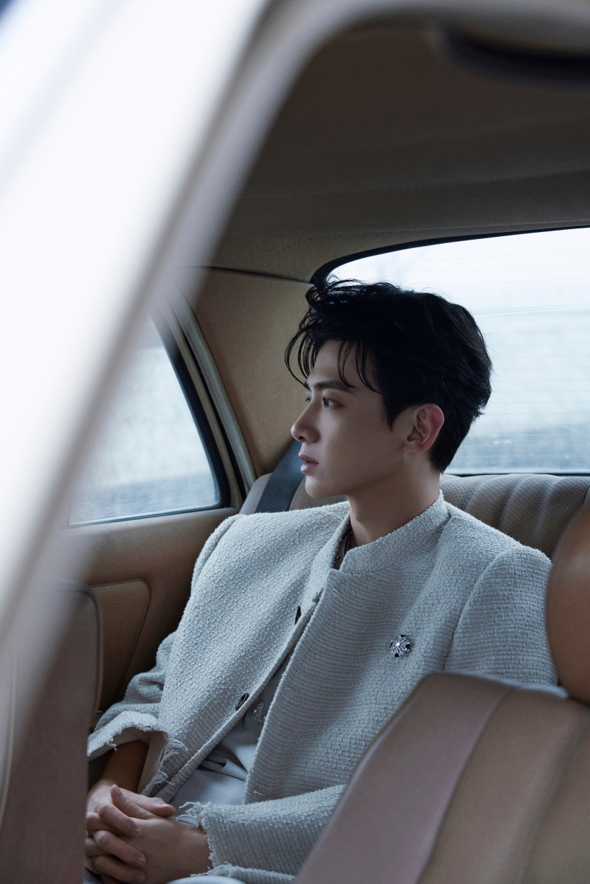 又奶又拽,整个造型精致高贵,同时也凸显了白敬亭阳光帅气的形象气质