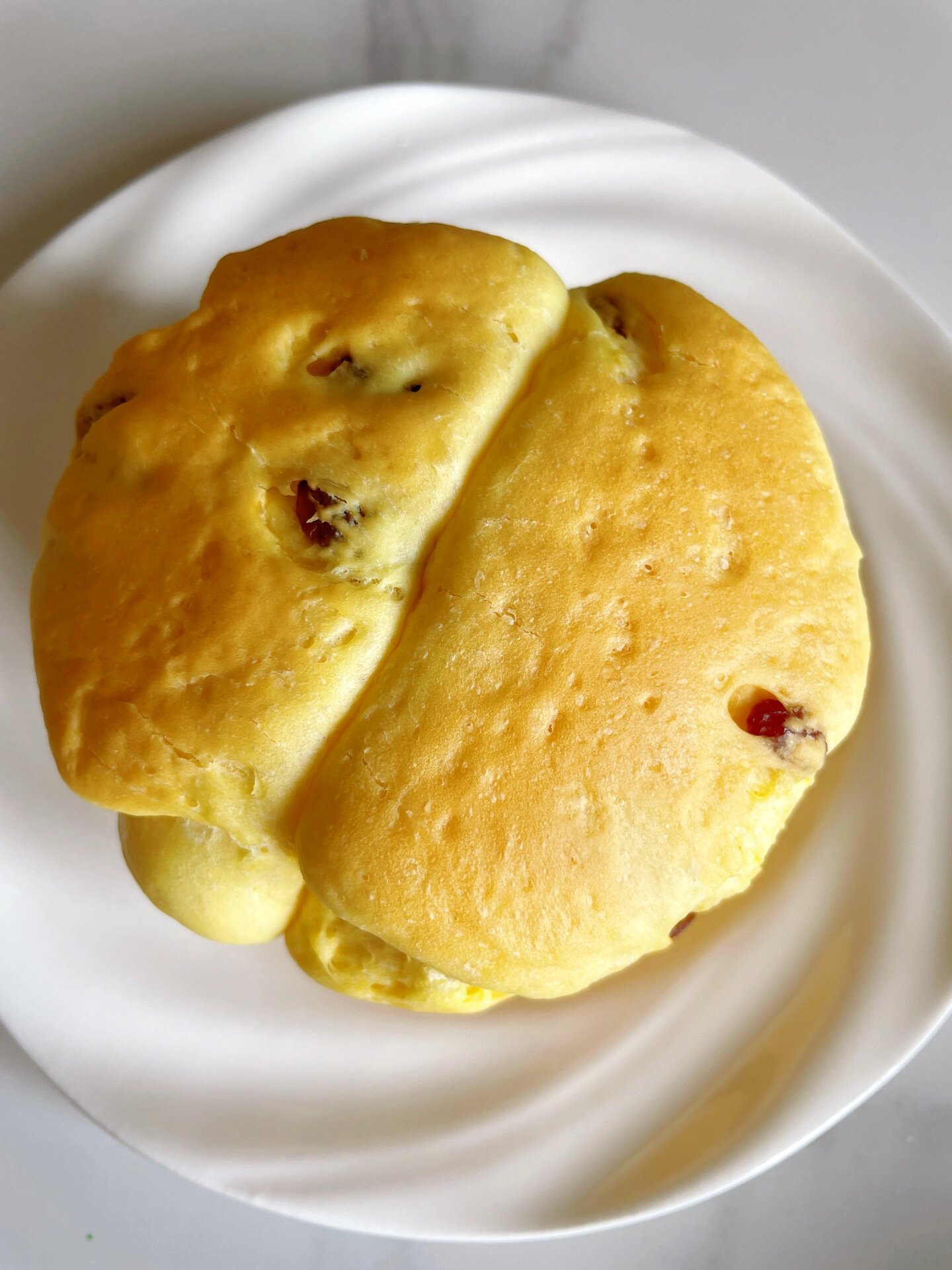 今天在家用低筋面粉做了蒸面包  食材:250克面粉 三颗鸡蛋 3克酵母 35