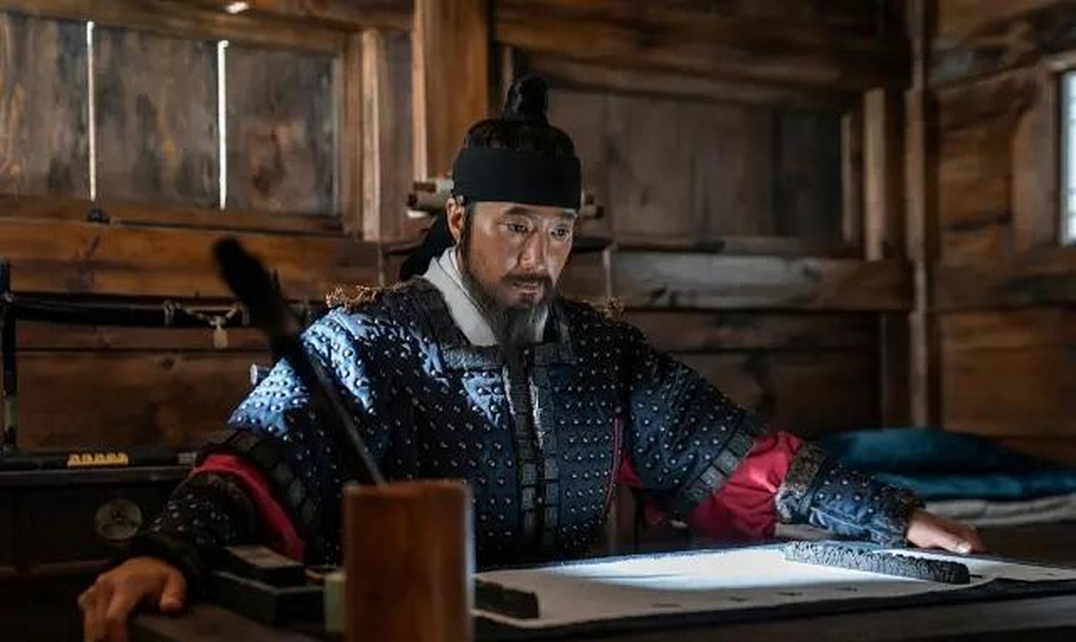 李舜臣是韩国人心中的"民族英雄"和"战神",也是韩国导演最喜欢拍的