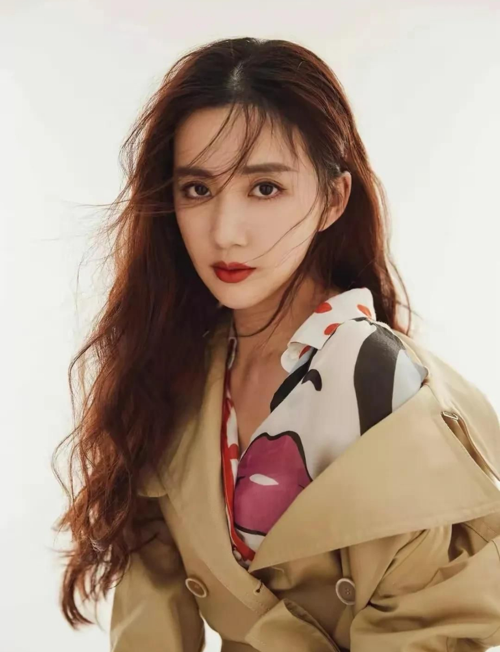 女版相柳,由陈欣予扮演,上线仅5分钟就惊艳众人.