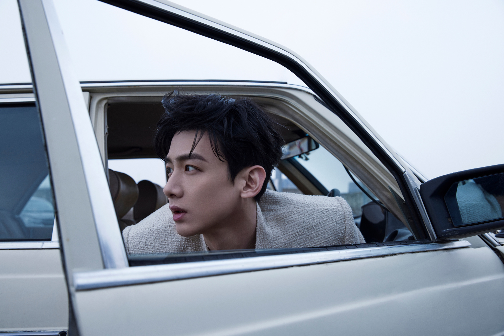 又奶又拽,整个造型精致高贵,同时也凸显了白敬亭阳光帅气的形象气质