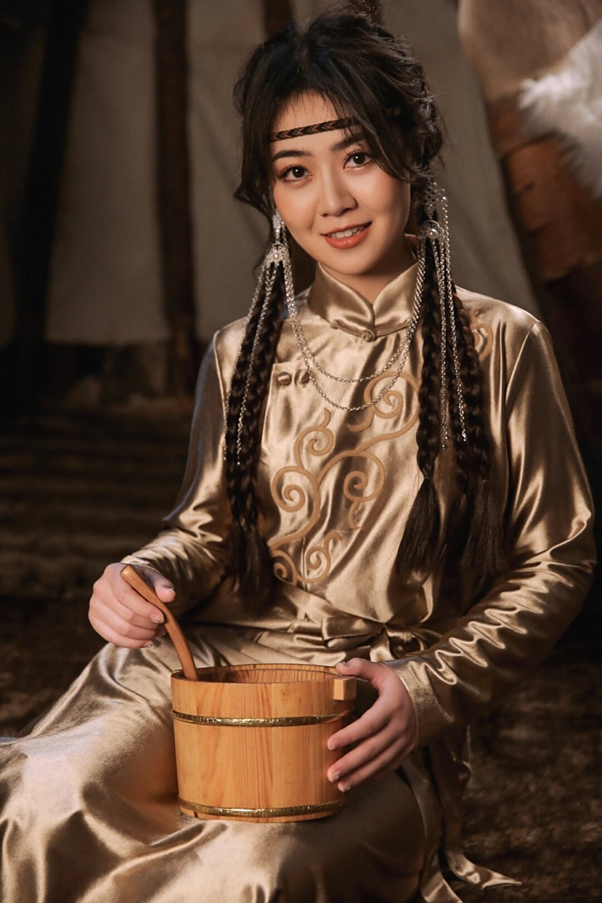 蒙古袍,一种具有浓郁草原特色的服饰,不仅是蒙古族人民的传统服饰,更