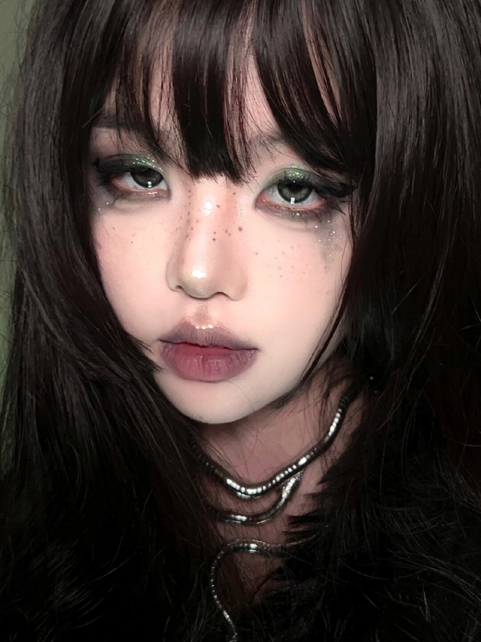 这样的妆容,既大胆又充满创意,展现出独特的风格和自信