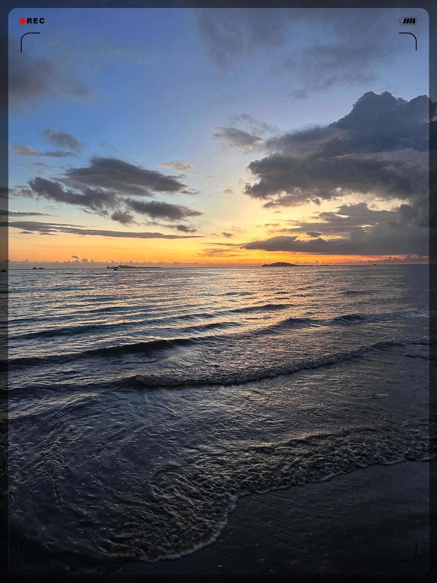 茫茫的海洋无边无际,仿佛融入了天空,让人心旷神怡.