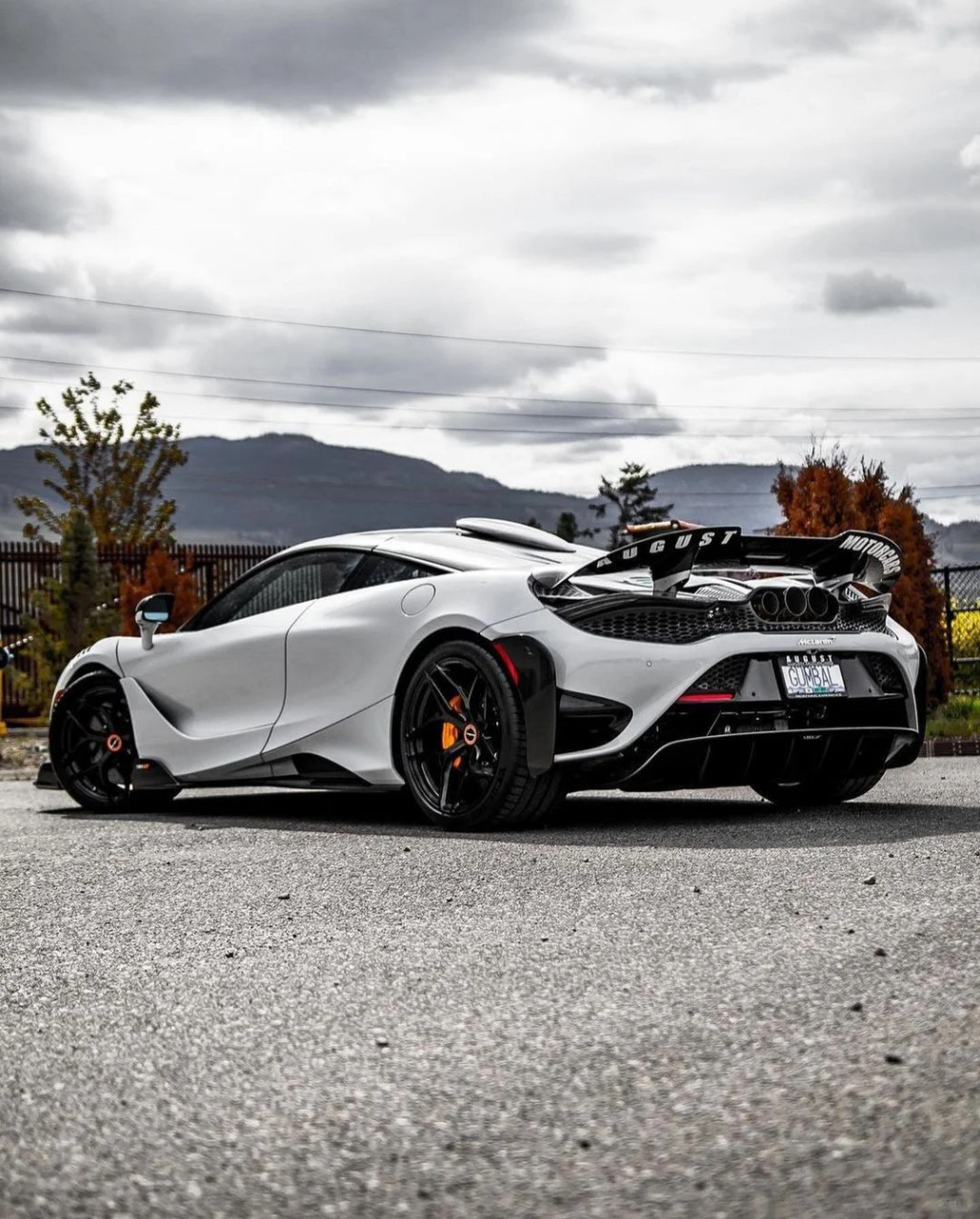 97 04首先,迈凯伦765lt的外观设计真的是太酷了!