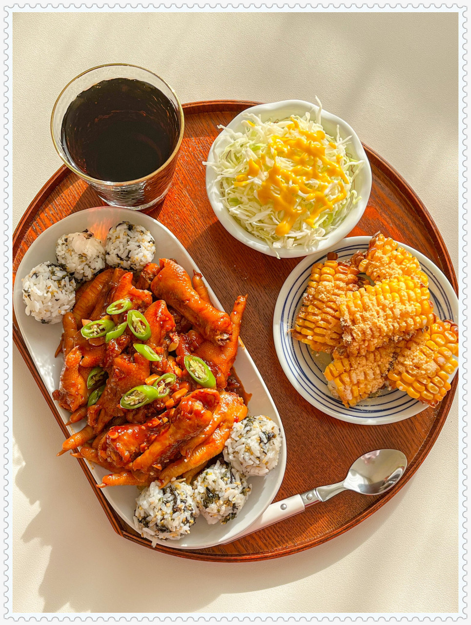 韩式火辣鸡爪:  劲道q弹的韩式辣鸡爪,是追剧和比赛的绝佳拍档!